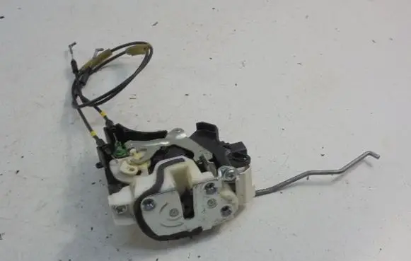 Mitsubishi Lancer VIII Front door lock 