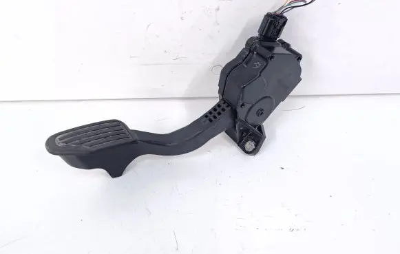 Toyota Prius c Accelerator throttle pedal 7811052053 1988008402
