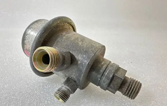 Audi 80 90 S2 B4 Fuel pressure regulator 438161016 034133534F