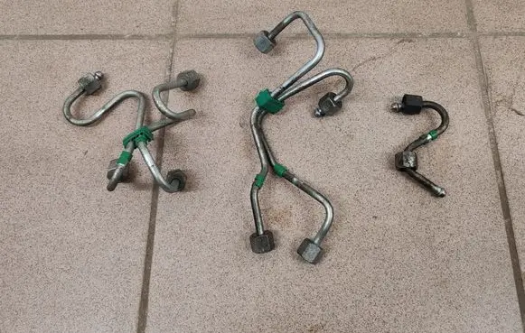 Nissan Note (E11) Fuel injector supply line/pipe 