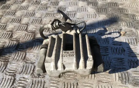 Volkswagen Jetta IV Rear brake caliper