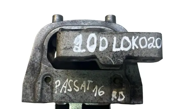Volkswagen PASSAT B8 Engine mount bracket 3Q0199262J