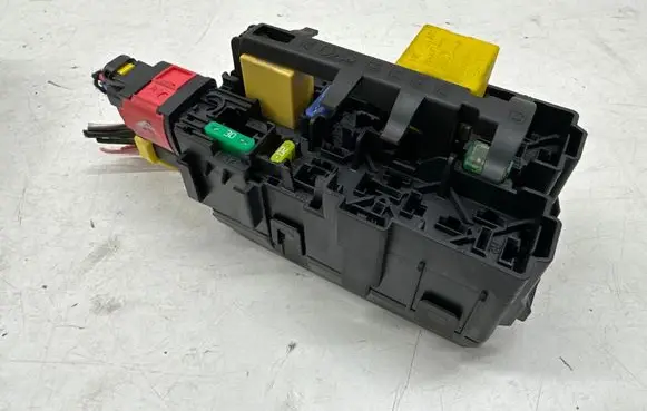 Peugeot 3008 II Fuse module 9806192580