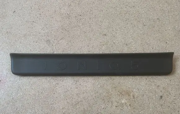Front sill trim cover