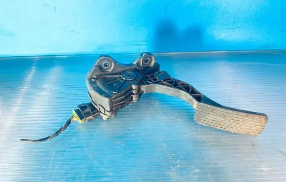 KIA Ceed Accelerator throttle pedal 327002R300 32700XXXXX