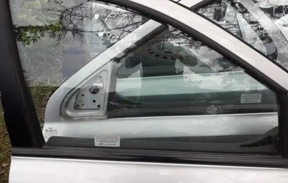 KIA Sorento Front door window glass four-door