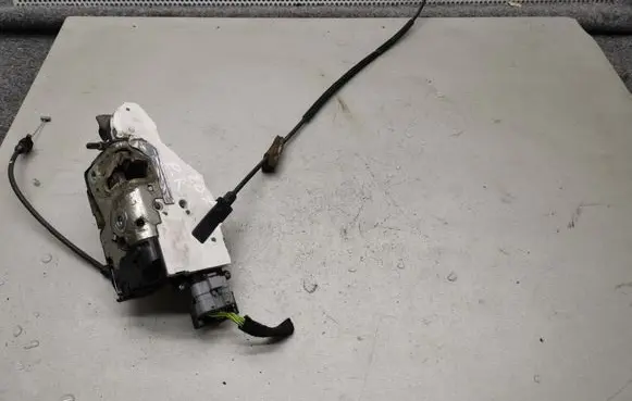 Peugeot 207 Front door lock