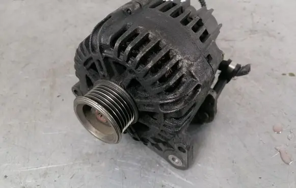 Volkswagen Golf Plus Generator/alternator 03C903023H