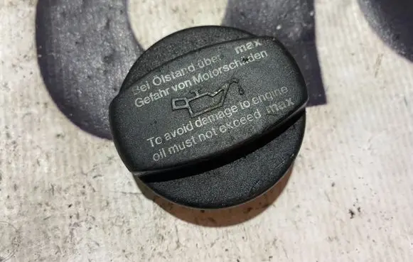 Mercedes-Benz A W168 Oil filler cap 1110180302