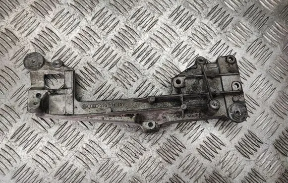 Volkswagen Touran I Engine mounting bracket 03G131159