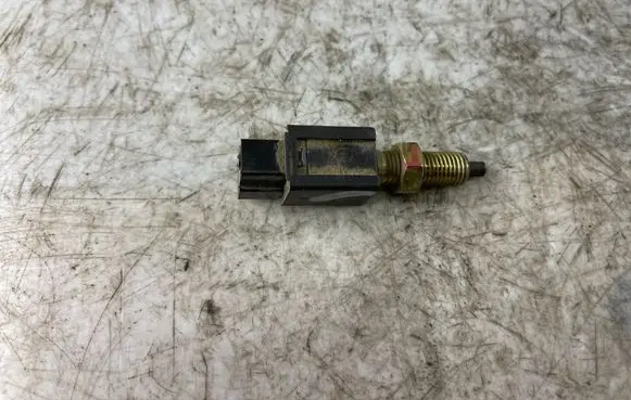Mitsubishi Pajero Sport I Brake pedal sensor switch