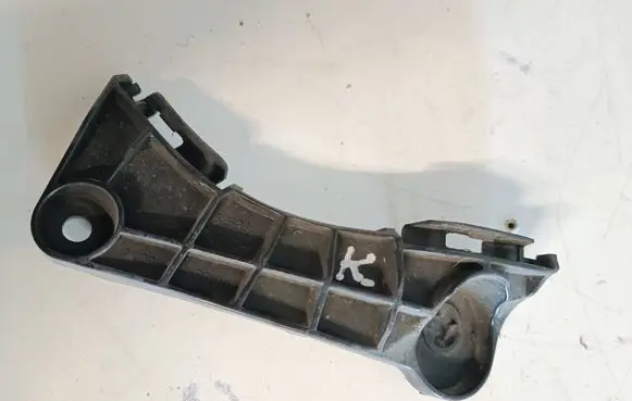 Front bumper mounting bracket