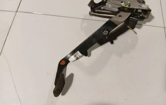 Toyota Avensis T250 Brake pedal 