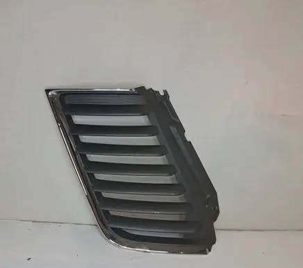 Mitsubishi L200 Front bumper upper radiator grill MN142328