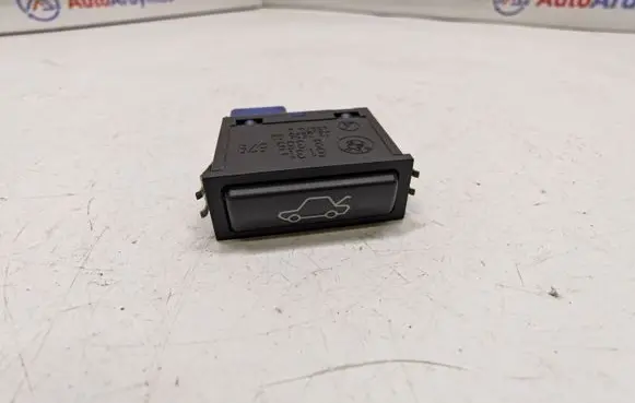 BMW 5 E39 Tailgate opening switch 8365579 61318365579