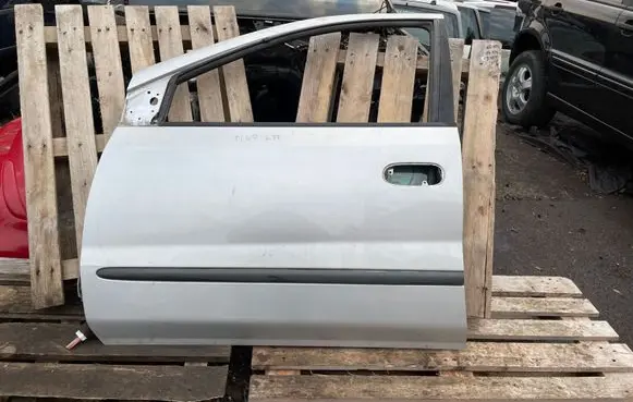 Nissan Almera Tino Front door