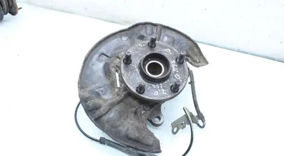 Toyota Corolla Verso AR10 Front wheel hub