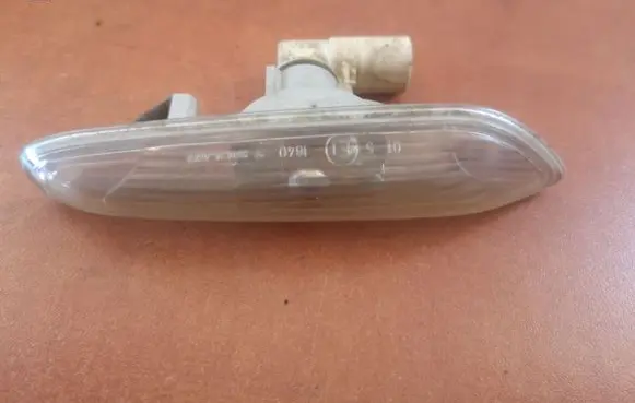 Front fender indicator light