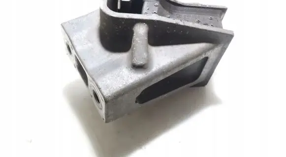 Engine mount vacuum valve