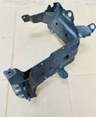 Audi Q7 4M Fender mounting bracket 4M0821138B