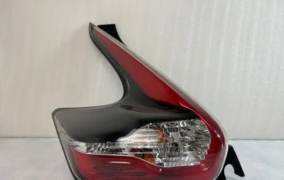 Nissan Juke I F15 Rear/tail lights L90049815