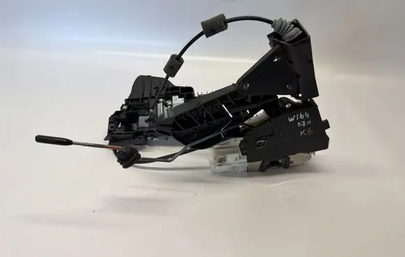 Mercedes-Benz ML W164 Front door lock A1647600334 A1647302535