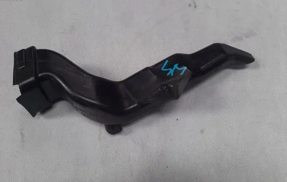 Audi Q7 4M Air intake duct part 4M1819151