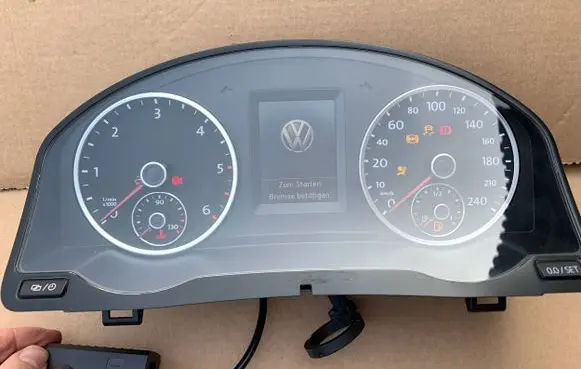Volkswagen Tiguan Speedometer (instrument cluster) 5N0920883G