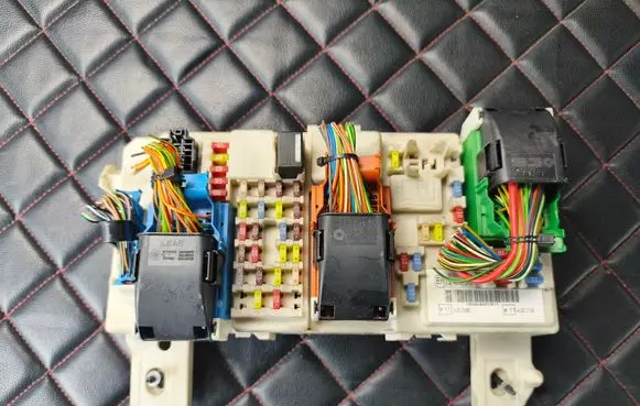 Ford Focus Fuse module 7M5T14A073 00104661