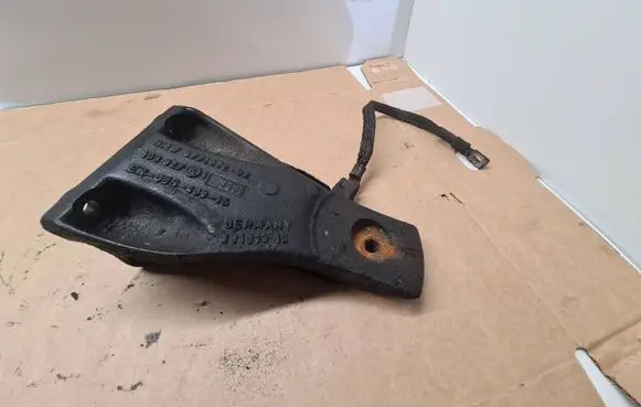 BMW 5 E60 E61 Engine mounting bracket 6771072