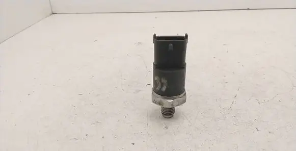 BMW 5 E39 Fuel pressure sensor 0281002260 87102002649