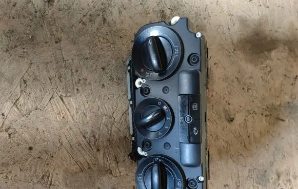 Volkswagen Golf V Climate control unit