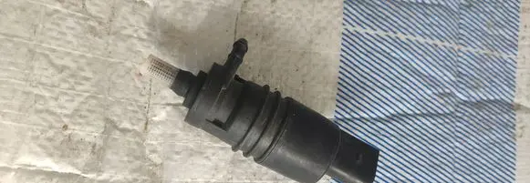 BMW 5 F10 F11 Headlight washer pump 8362154