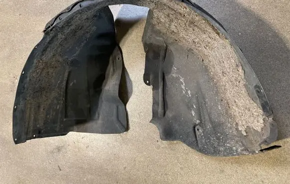 Front wheel arch liner splash guards