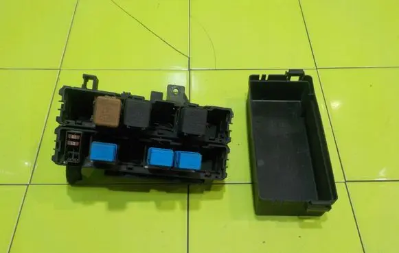 Nissan Navara D40 Fuse box set 63564005 13AB101