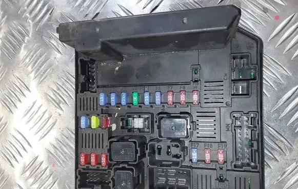 Nissan Qashqai Fuse module 284B7JD00B 519228324