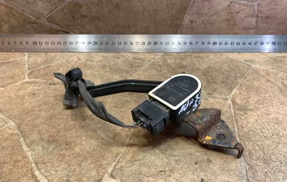 Headlight/headlamp level sensor