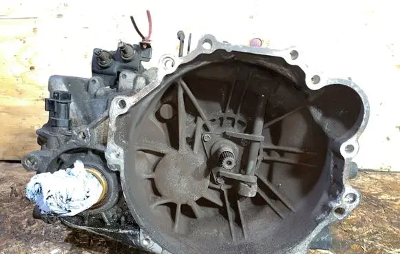Hyundai Elantra Manual 5 speed gearbox L5D 233871