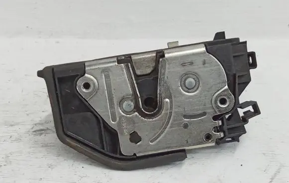 BMW X3 E83 Front door lock 7167067