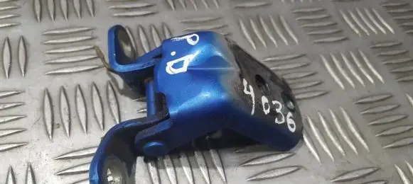 Nissan Qashqai Front door upper hinge ES03