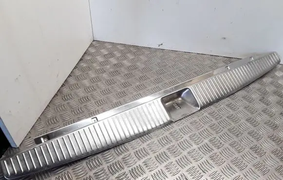 Trunk/boot sill cover protection