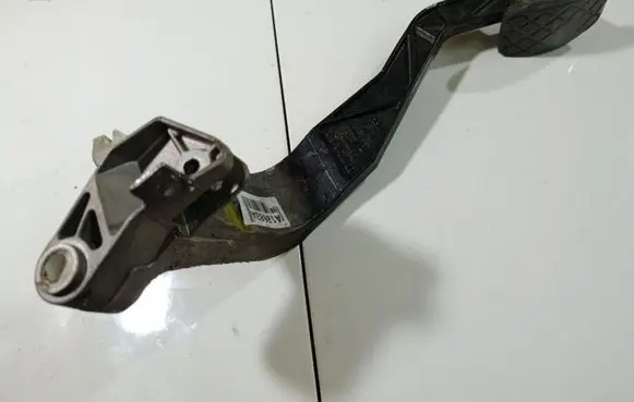 Volkswagen PASSAT B5.5 Clutch pedal 8D1721316G