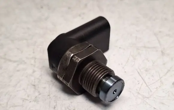 BMW X3 E83 Fuel pressure sensor 0281002497 13537787167