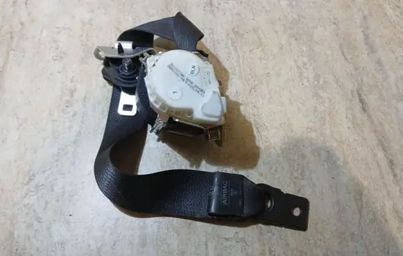 Opel Meriva B Front seatbelt 33017492B