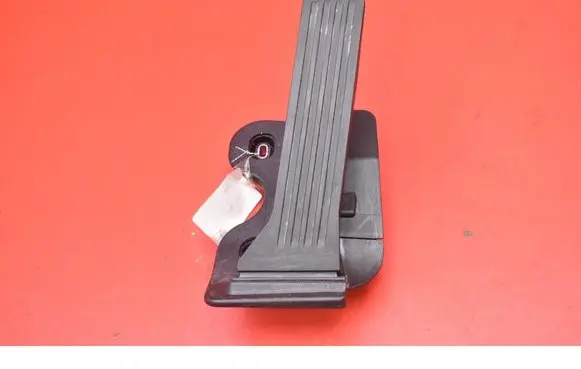 Accelerator throttle pedal