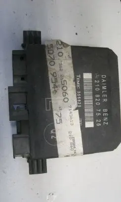 Mercedes-Benz E W210 Door control unit/module 2108207526
