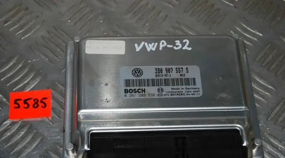 Volkswagen PASSAT B5.5 Engine control unit/module 3B0907557S
