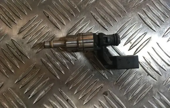 Volkswagen PASSAT B6 Fuel injector 03C906036 5215