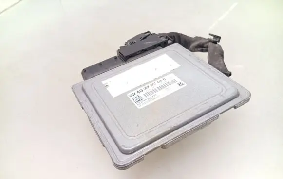 Volkswagen Jetta VI Engine control unit/module 06K907425C