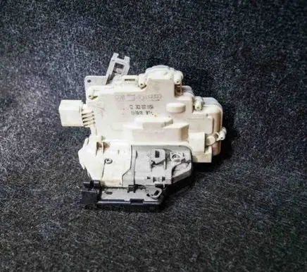 Audi Q7 4L Coupe door lock (next to the handle) 3C2837015A